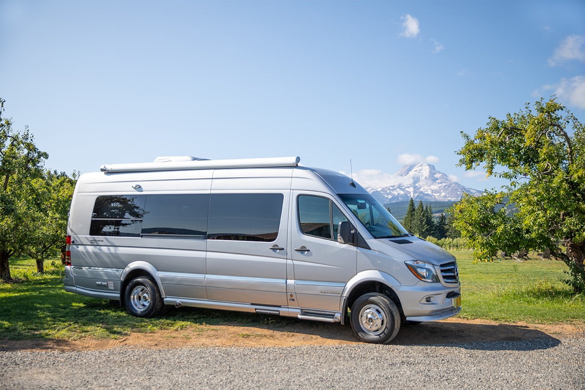 Toyota HiAce Grand Cabin exterior
